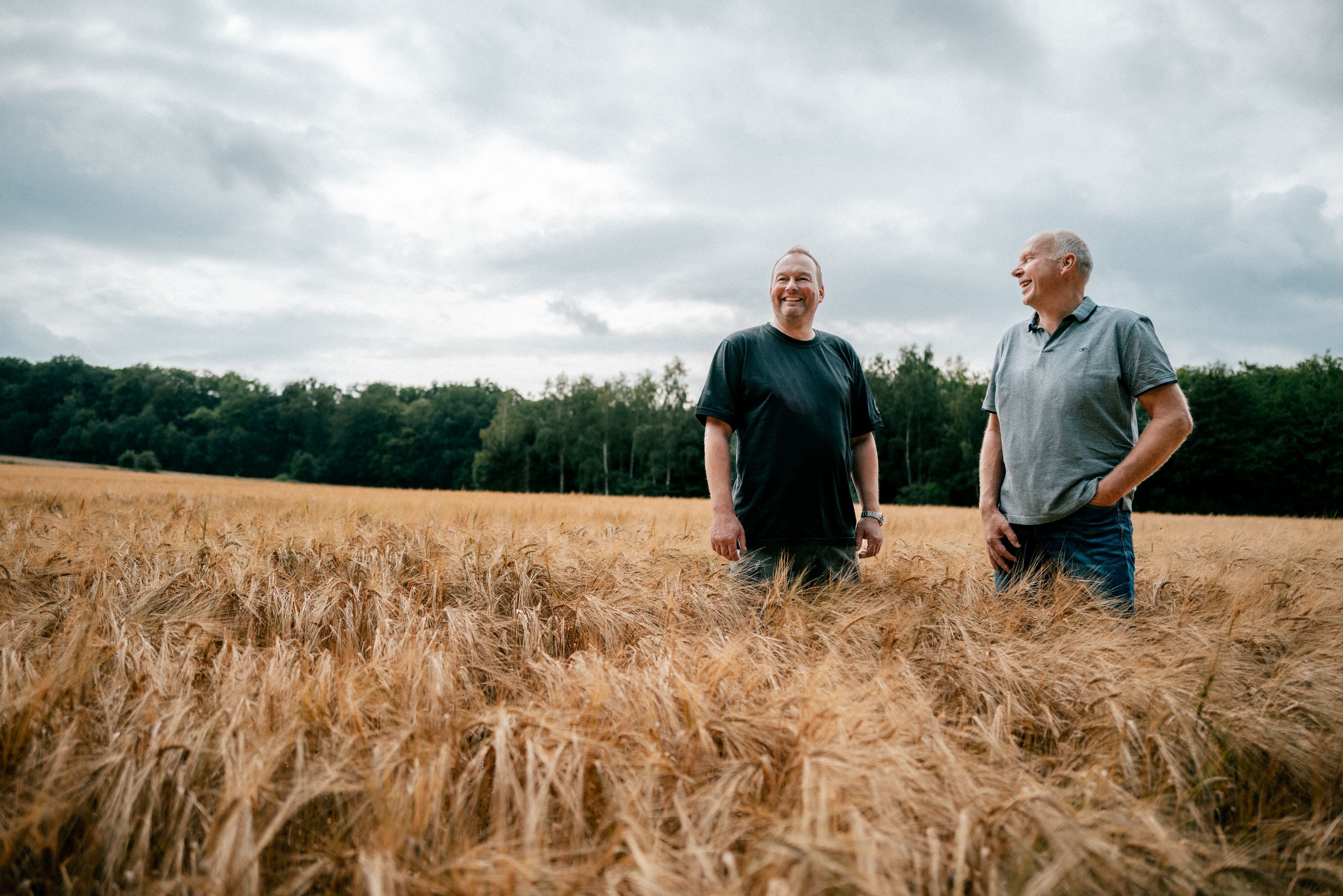 Landwirt Armin Eggert mit Kollege im Feld